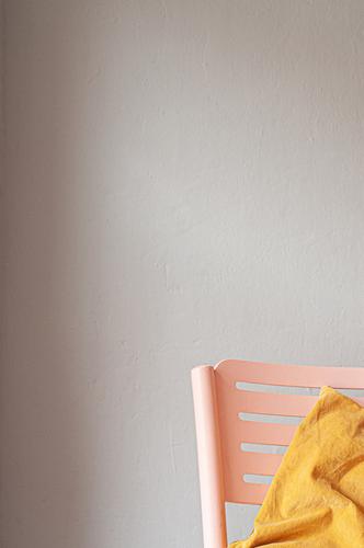 Hellblau,rosa,gelb! Mauer Wand Stuhl Kissen Design Häusliches Leben Innenarchitektur Kontrast Farbe Wohnung Farbfoto mehrfarbig Innenaufnahme Nahaufnahme