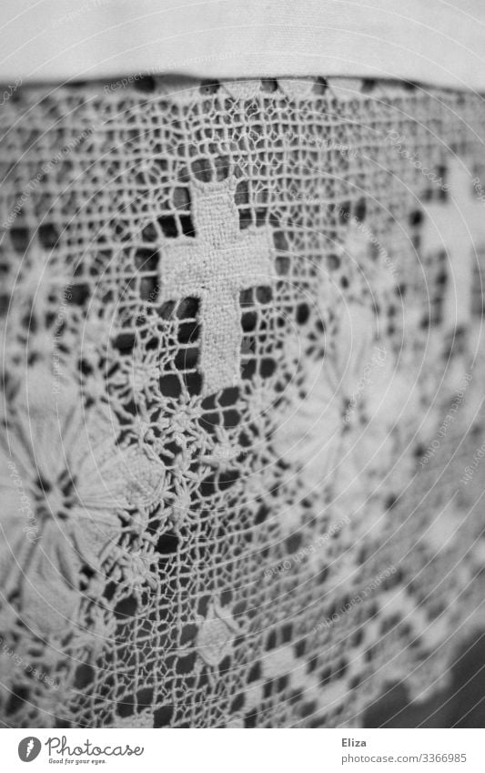 Eine weiße Häkeldecke mit Blumen und Kruzifix/Kreuz Verzierungen und Muster in der Kirche gehäkelt zierdecke Zierdeckchen Ornament Religion & Glaube