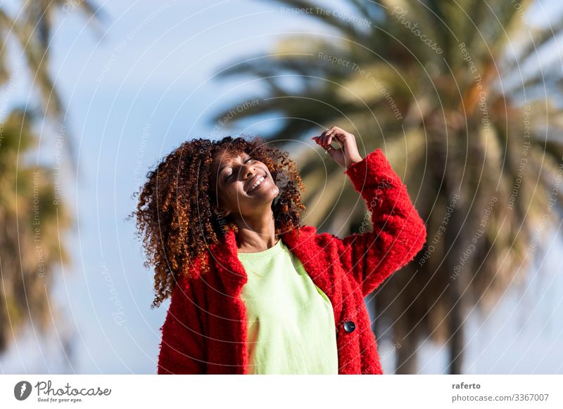 Porträt einer schönen afroamerikanischen Frau, die an einem sonnigen Tag auf der Straße steht Lifestyle Glück Gesicht Ferien & Urlaub & Reisen Mensch feminin