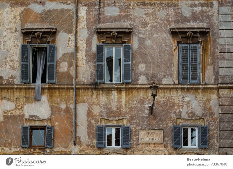 Ehemals prachtvolles in die Jahre gekommenes Haus in Rom Villa alt kaputt unbewohnt Fensterscheibe Menschenleer Verfall verfallen Gebäude Zerstörung