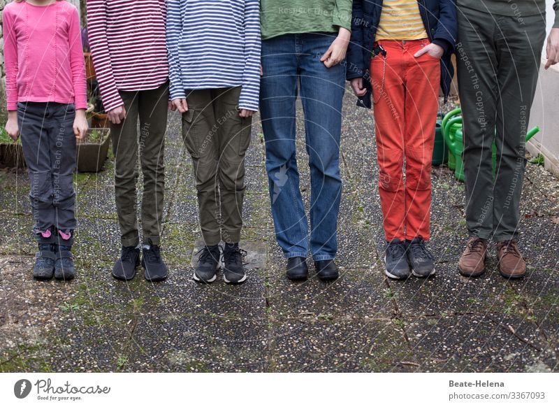 Familienaufstellung Menschen Gruppe Beine Strammstehen farbig bunt lustig gemeinsam Variation mehrfarbig Außenaufnahme Freizeit & Hobby freizeit