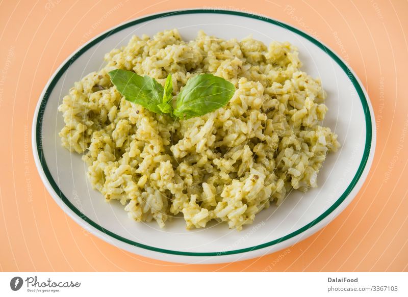 Grüner Reis typisches Lebensmittel ecuatorian Mittagessen Vegetarische Ernährung Teller Tradition Basilikum brauner Hintergrund kochen & garen Koriander