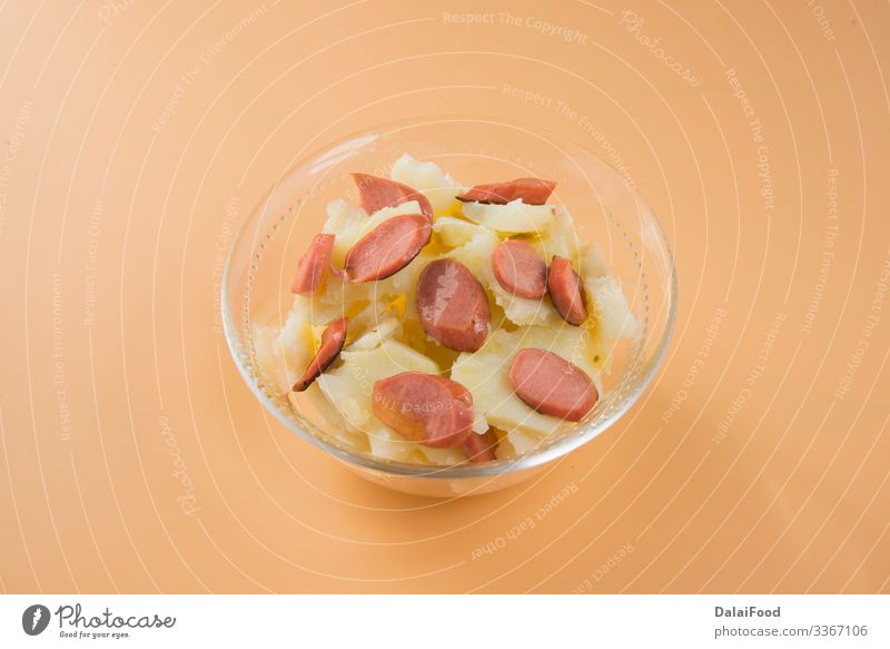 Kartoffelsalat typischer Salat in Deutschland von Kartoffeln Abendessen Schalen & Schüsseln Tradition brauner Hintergrund Lebensmittel kartoffelsalat