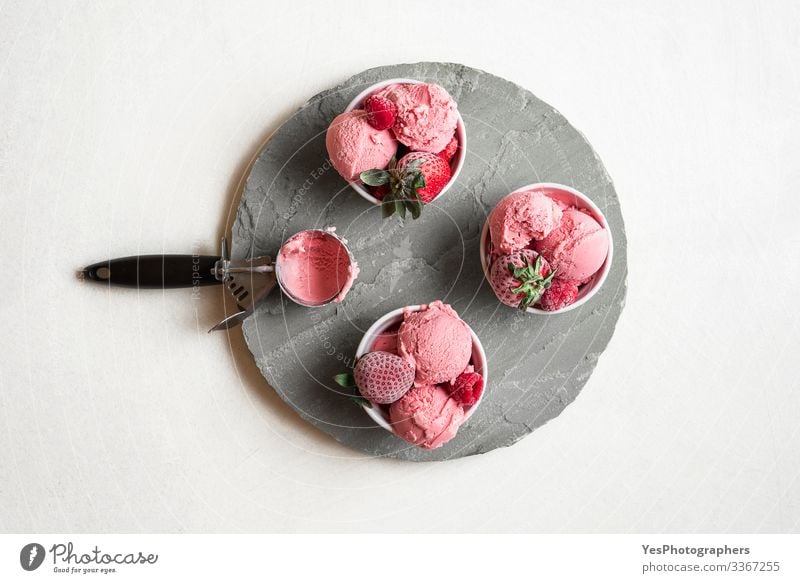 Eiscreme in Schalen. Himbeeren, Eis und gefrorene Früchte Lebensmittel Dessert Speiseeis Italienische Küche Topf Tisch Coolness frisch lecker süß rosa rot