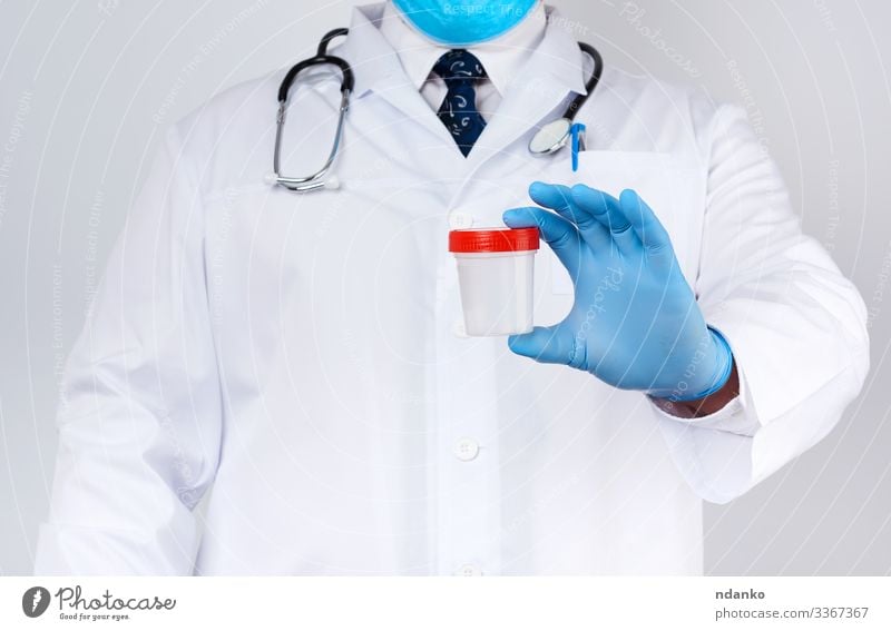 Kunststoffbehälter für Urinproben Gesundheitswesen Behandlung Medikament Wissenschaften Labor Prüfung & Examen Beruf Arzt Krankenhaus Mann Erwachsene Hand