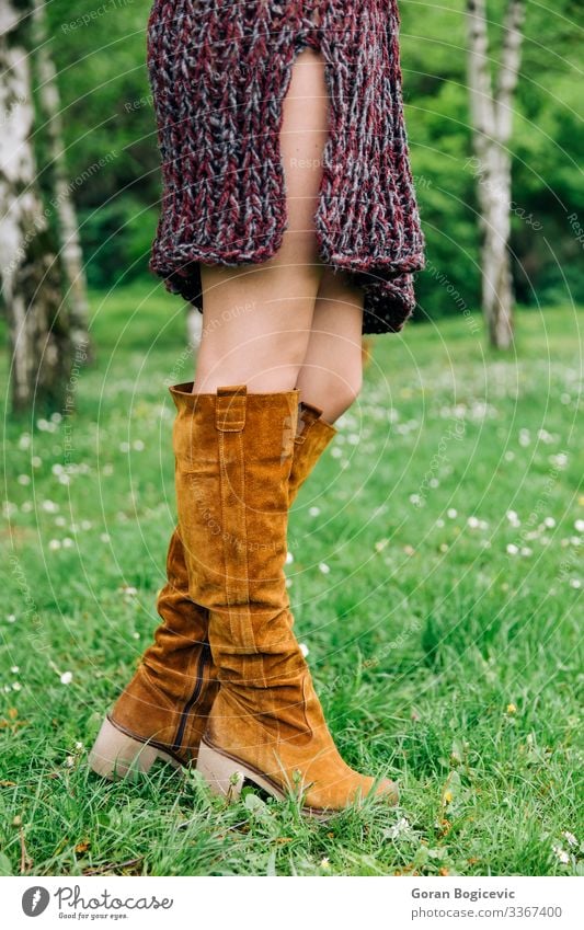 Junge Frau in Strickkleidern im Park Lifestyle Stil schön Sommer Mensch Jugendliche Erwachsene Beine 1 18-30 Jahre Herbst Mode Bekleidung Kleid Pullover Stiefel