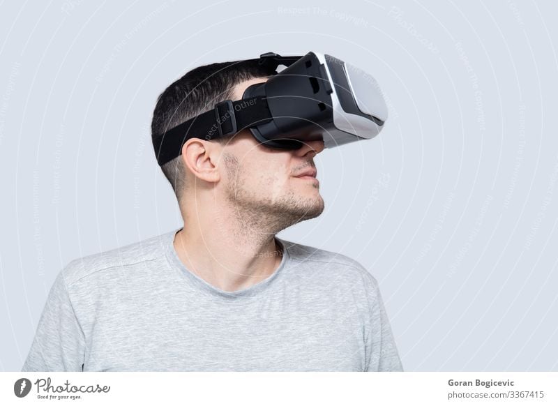 Junger Mann mit Vr-Headset, der die virtuelle Realität erlebt Freizeit & Hobby Spielen Entertainment Technik & Technologie Mensch Jugendliche Erwachsene 1