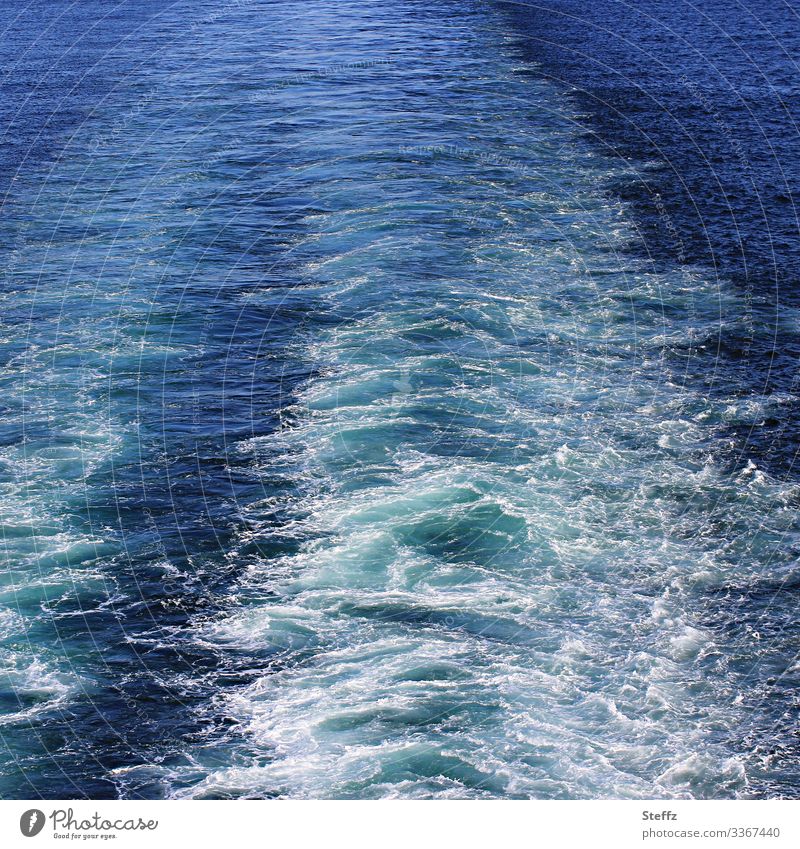 Kielwasser Meerwasser Nordsee maritim Fernweh Bewegung Gischt Meeresstimmung Verwirbelung Spuren unbeständig Meeresschaum schäumen Urlaubsstimmung