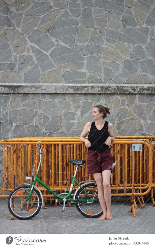 Fahrradtour Pause Frau Absperrung feminin Erwachsene 1 Mensch 30-45 Jahre Sommer Schönes Wetter Baskenland Hafeneinfahrt Spanien Fischerdorf Kleinstadt Mauer