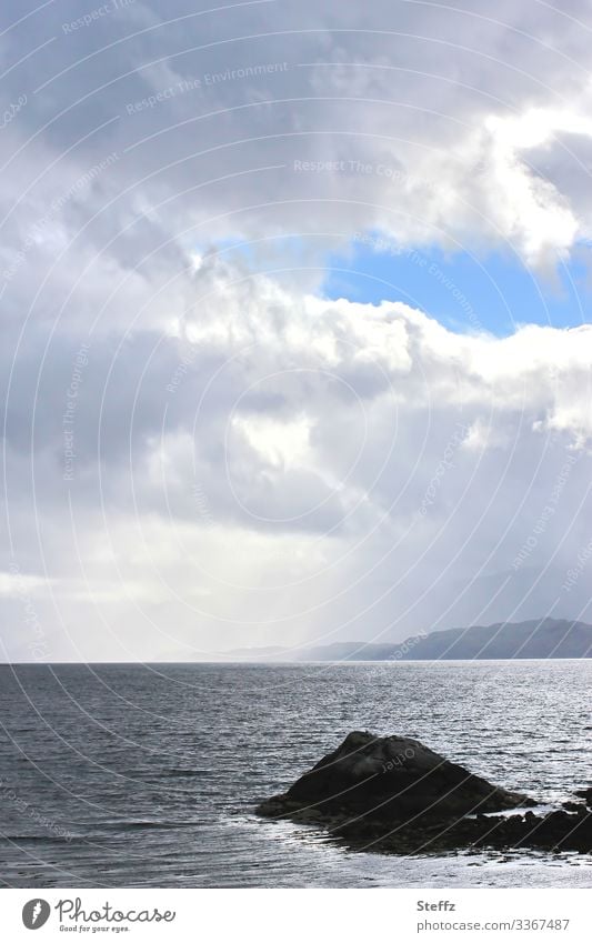 nordische Romantik in Schottland schottischer See Stille Einsamkeit Seeufer geheimnisvoll Lichtschimmer Lichtschein beruhigend ruhiges Wasser