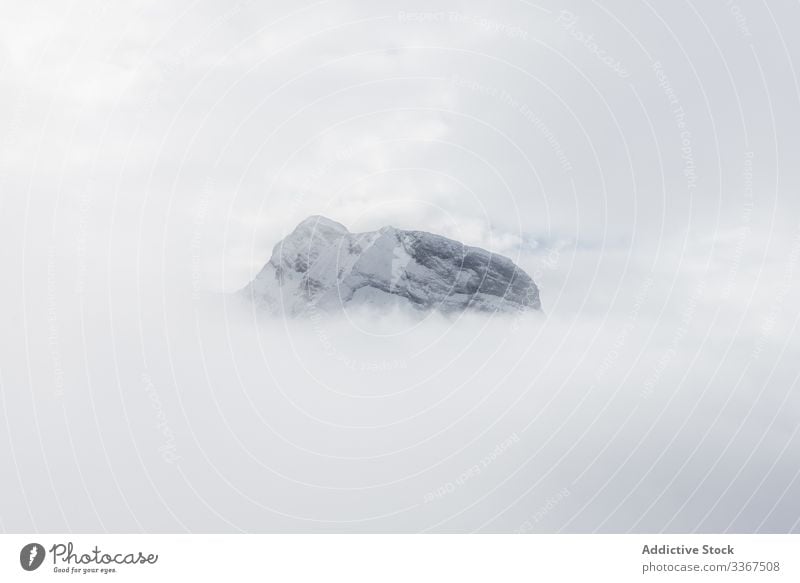 Schneegipfel umgeben von bewölktem Himmel im Nebel Gipfel Berge u. Gebirge wolkig Natur Landschaft felsig malerisch wandern Winter verschneite reisen Hügel