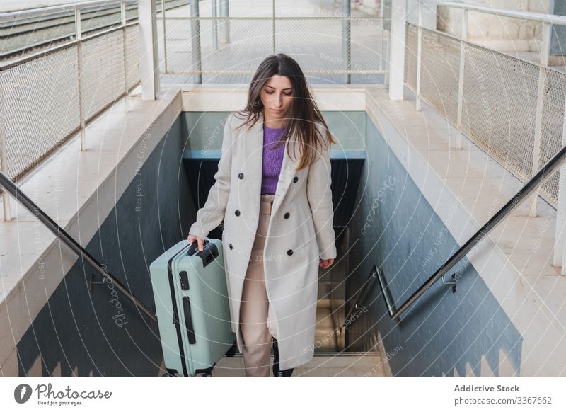 Frau mit Koffer beim Treppensteigen reisen Station Aufstieg Spaziergang nach oben Feiertag Großstadt jung Transport Ausflug Passagier trendy Ausflugsziel