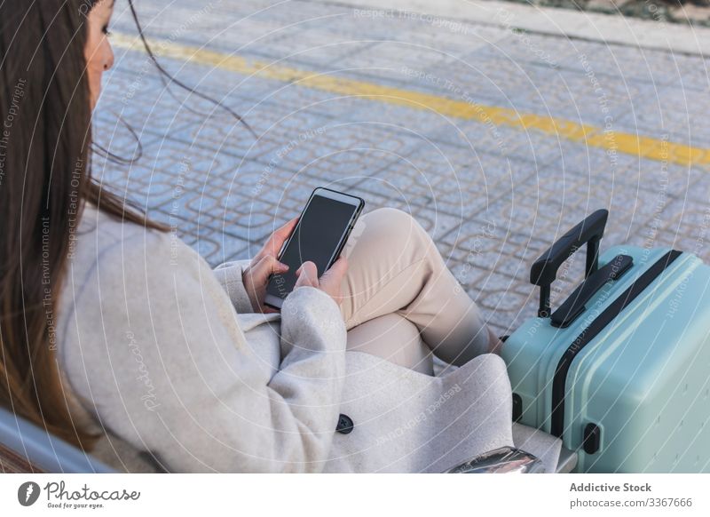 Anonymer Oman wartet auf Zug und benutzt Telefon Frau Station Handy reisen benutzend Smartphone Feiertag Koffer Eisenbahn Bank Verkehr Terminal Transport