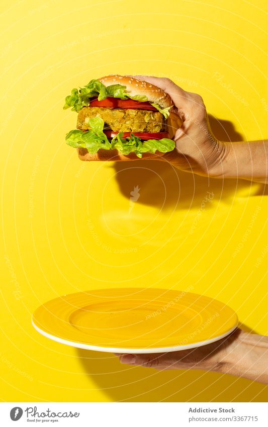 Anonyme Person, die einen veganen Linsenburger in der Hand hält Veganer Gemüse Lebensmittel Burger gesundes Essen Vegetarier Diät selbstgemacht Veggie