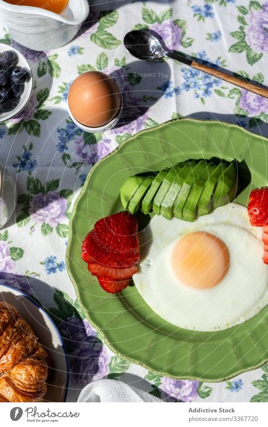 Hausgemachter vollwertiger Brunch gesundes Frühstück im Sonnenlicht Avocado Tisch Trinksprüche trinken organisch gekocht Hintergrund Tee sonnig Tasse