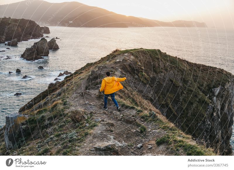 Tourist wandert auf einem Hügel und betrachtet eine wunderbare Landschaft Mann Tourismus MEER Meer Ufer Küste Berge u. Gebirge Urlaub Reise Spanien reisen