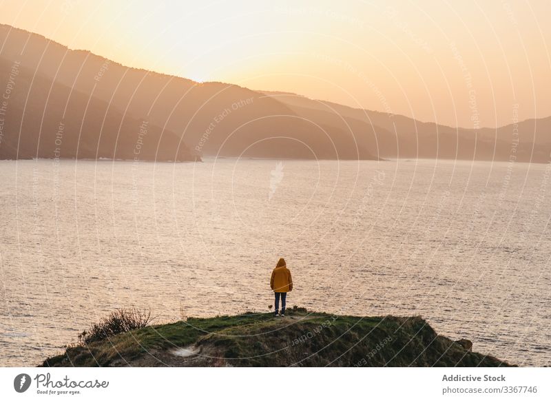 Tourist, der auf einem Hügel steht und eine wunderbare Landschaft betrachtet Mann Tourismus MEER Meer Ufer Küste Berge u. Gebirge Urlaub Reise Spanien Wasser