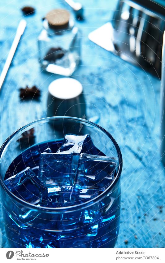 Blaue Getränke und Barkeeper-Werkzeuge auf dem Tisch trinken blau Cocktail Eiswürfel Barmann Gerät Glas Würfel Alkohol kalt liquide Party Saft Erfrischung cool