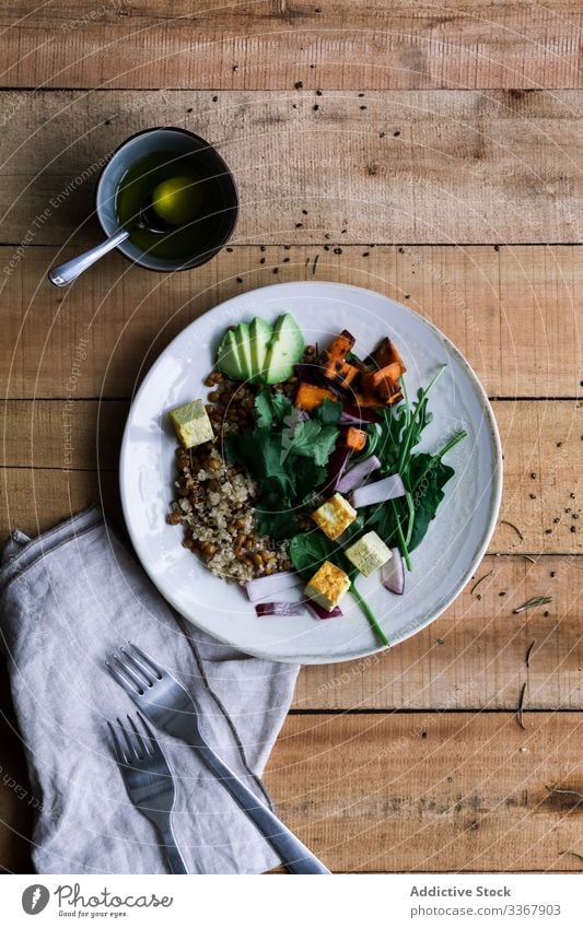 Köstliches Gemüsegericht in Tellern auf dem Tisch Speise lecker Vegetarier anders Reis rustikal Lebensmittel Mahlzeit hölzern Mittagessen Abendessen