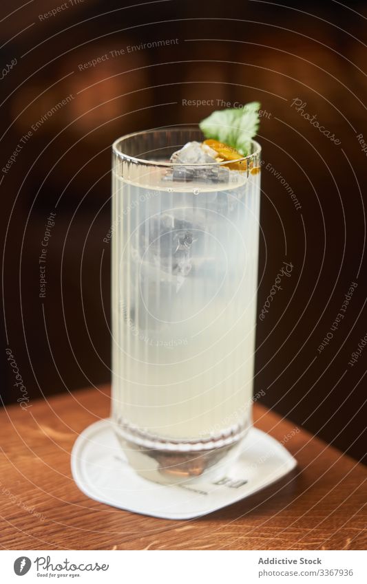 Glas Alkoholgetränk mit Tonikum Cocktail Tonic trinken klassisch Vodka Gin hochball Getränk Bar weiß Reichtum Aperitif Zitrone traditionell frisch liquide