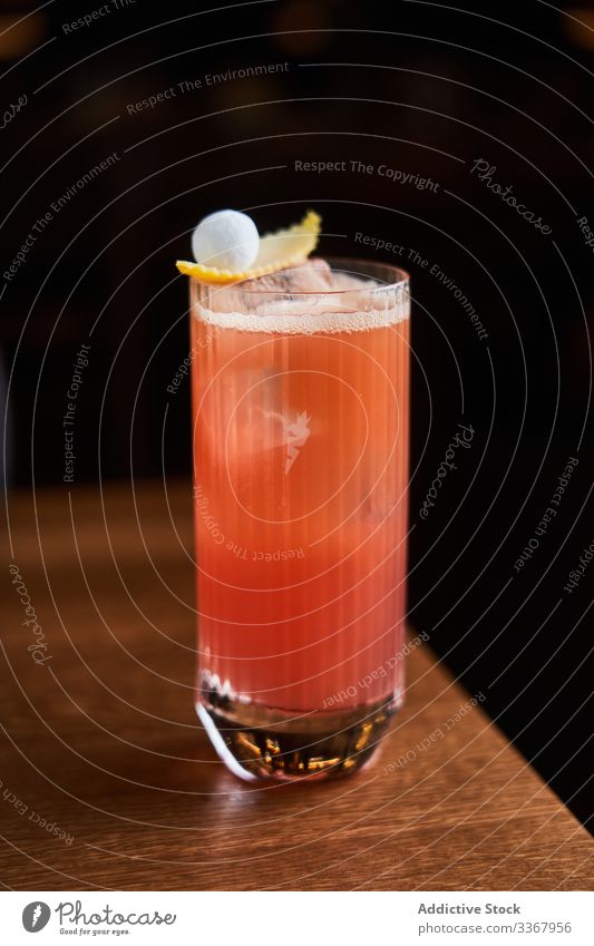 Roter Cocktail mit Orangensaft Alkohol trinken klassisch rot Glas hochball Eis orange Abfertigungsschalter Bar kalt Reichtum Aperitif Lebensmittel Vodka