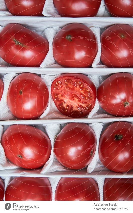 Reife rote Tomaten in der Schachtel Kasten reif Sale Lebensmittel Gemüse frisch Werkstatt Gesundheit organisch Lebensmittelgeschäft Diät Mahlzeit Fleisch