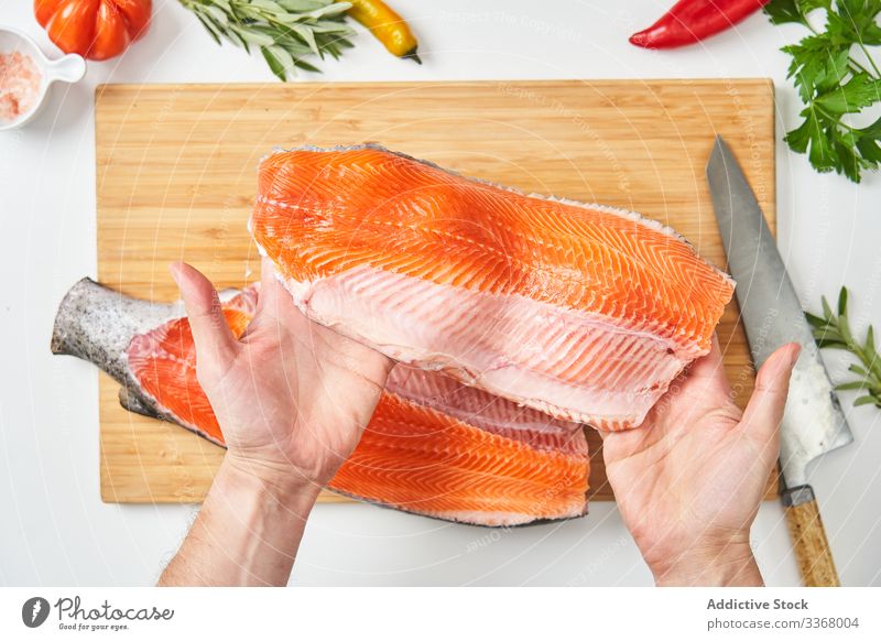 Verfahren zum Schlachten von Frischfisch Essen zubereiten Prozess Meeresfrüchte roh Fisch Lachs Schneiden Messer Küchenchef Bestandteil Kraut Gewürze