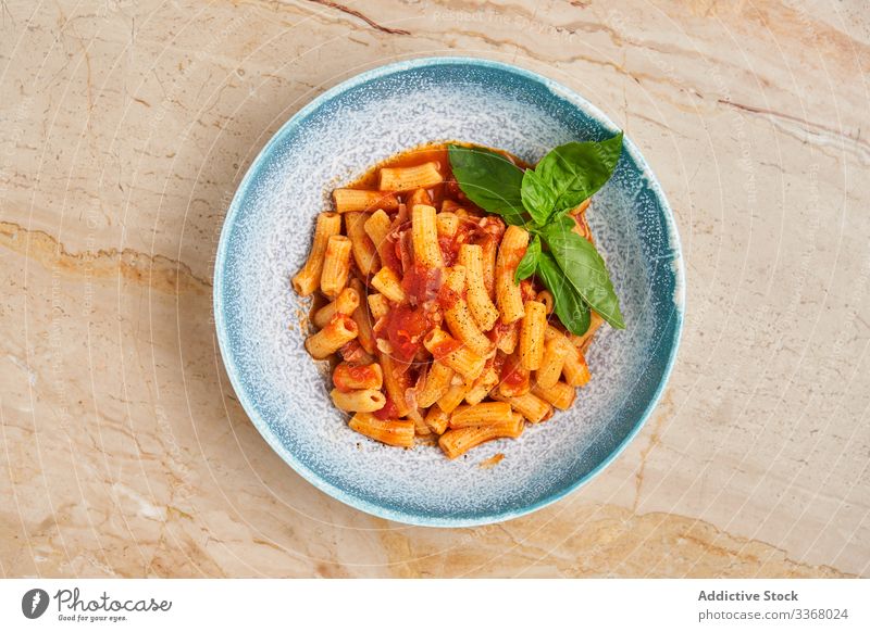 Schmackhafte Nudeln mit Kräutern und Tomate Makkaroni Spätzle Käse Kraut Teller Schalen & Schüsseln Tisch serviert Einstellung Italienische Küche traditionell