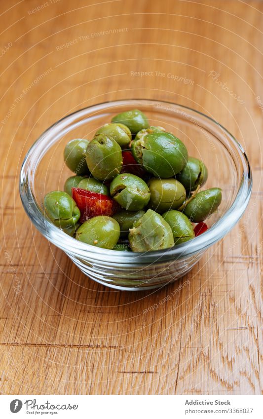Snack aus Oliven und Tomaten Speise Schalen & Schüsseln Glas Tisch hölzern grün Lebensmittel Küche Amuse-Gueule Mahlzeit lecker Gesundheit Teller natürlich