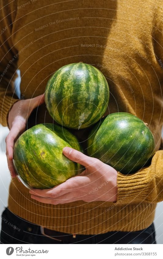 Erntehelfer mit kleinen Wassermelonen Mann Sommer Frucht Markt führen reif sonnig tagsüber männlich frisch süß Lebensmittel Vitamin Vegetarier Veganer Diät
