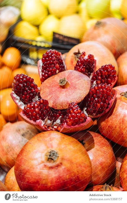 In Scheiben geschnittener reifer Granatapfel im Geschäft Frucht Laden frisch Lebensmittelgeschäft Samen saftig Verkaufswagen Haufen Gewerbe Werkstatt Spielfigur