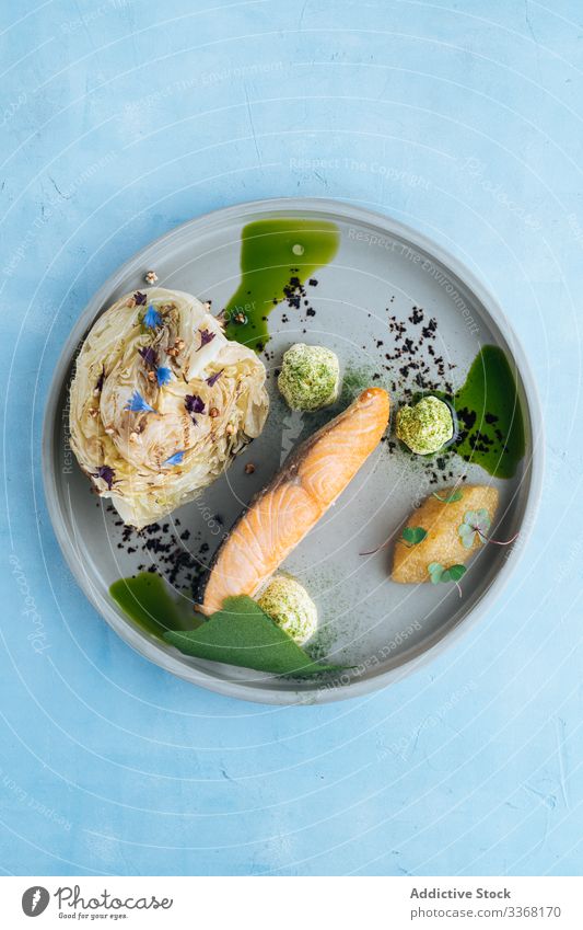 Gericht der hohen Küche mit Meeresfrüchten Lachs Speise Restaurant Hechtkaviar Kohlgewächse Saucen Hohe Küche Haute Cuisine Teller serviert