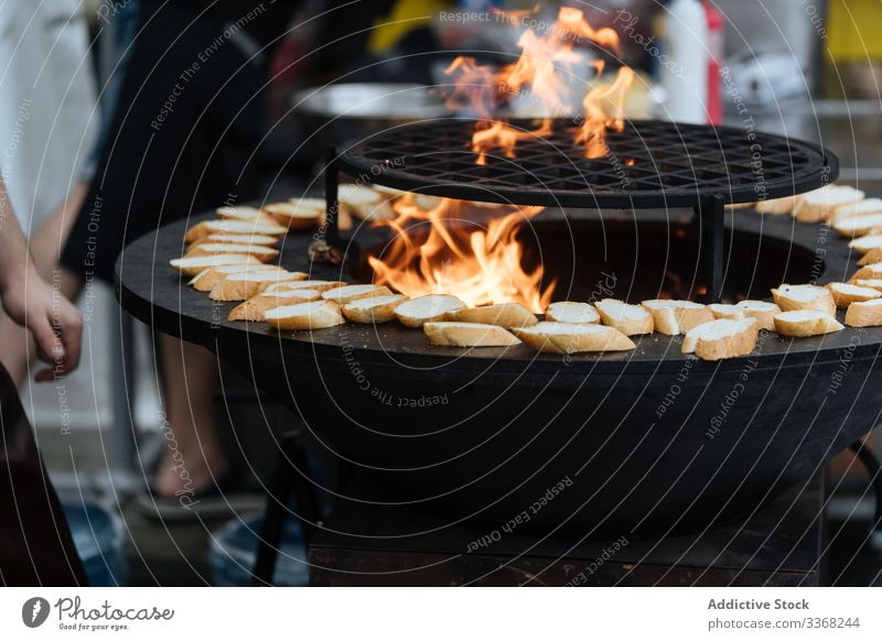 Kochen von traditioneller Straßen-Paella unter einer Markise Reis Vorbereitung Lebensmittel Marktplatz Vorzelt Speise heiß Erdöl Feuer Ofen Mittagessen