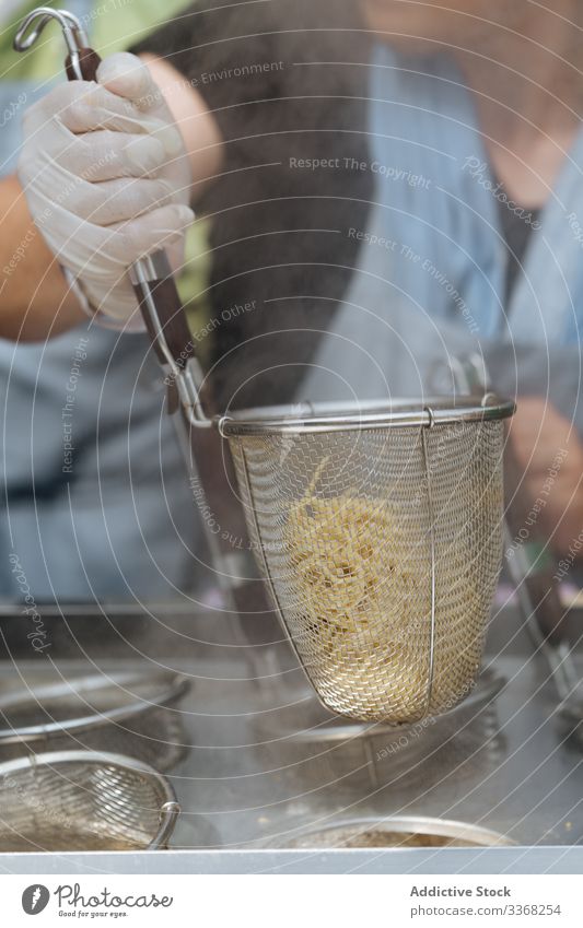 Anonyme Person, die Nudeln zubereitet Spätzle Spaghetti gekocht vorbereitet frisch Silber Holzplatte Essen zubereiten Lebensmittel Mahlzeit Küche traditionell