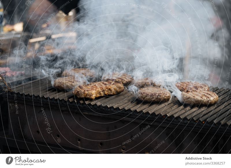 Kotelett mit Rauch auf dem Grill gebraten Grillrost Fleisch Koch heiß Lebensmittel Marktplatz Fleischklößchen Vorbereitung Mahlzeit Speise erwärmen Kochen Erdöl