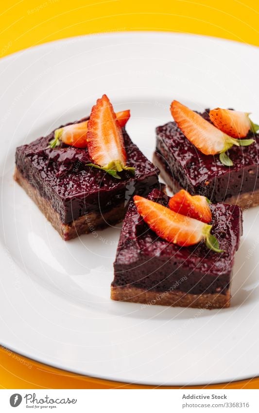 Stücke von Beeren- und Schokoladenkuchen Dessert süß Kuchen Teller Erdbeeren Spielfigur Lebensmittel Gebäck geschmackvoll Küche Speise lecker Zucker Kalorie