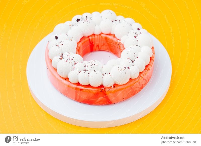 Ringförmige Torte mit roter Glasur Dessert Kuchen Frucht Zuckerguß Schaumblase süß Lebensmittel Gebäck geschmackvoll Form Café Restaurant Küche Speise lecker