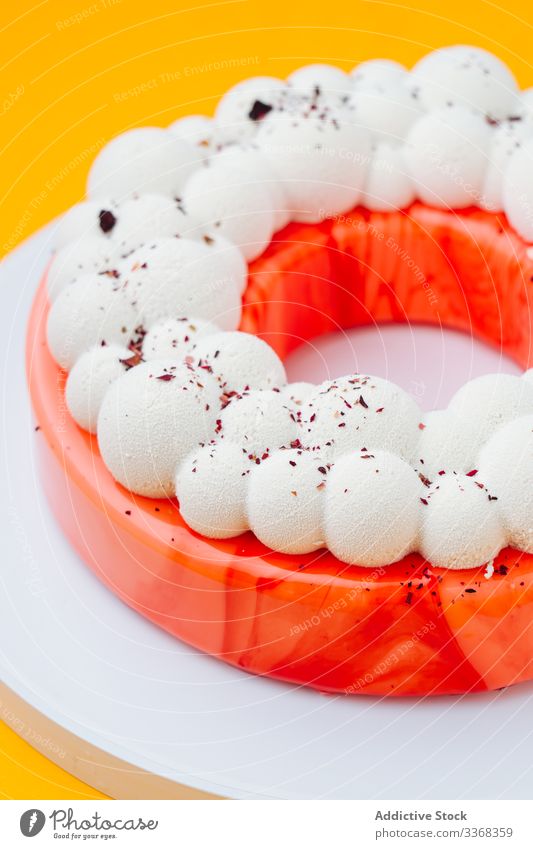 Ringförmige Torte mit roter Glasur Dessert Kuchen Frucht Zuckerguß Schaumblase süß Lebensmittel Gebäck geschmackvoll Form Café Restaurant Küche Speise lecker