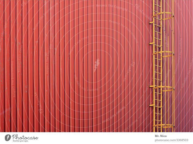 rette sich wer kann Industrieanlage Fabrik Bauwerk Gebäude Architektur Mauer Wand Fassade gelb rot Leiter Feuerleiter aufsteigen Abstieg Sicherheit Lagerhalle
