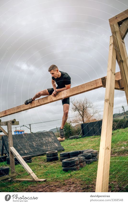 Männlich im Hindernisparcours beim irischen Tisch Lifestyle Sport Mensch Mann Erwachsene Holz authentisch stark Kraft anstrengen Konkurrenz Hindernisrennen