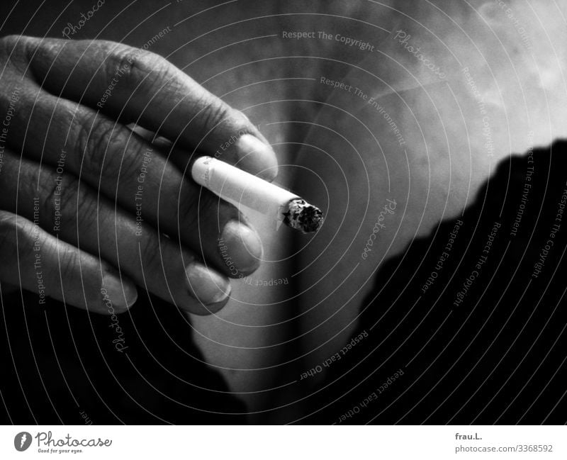 Zigarette feminin Frau Erwachsene Brust Hand 45-60 Jahre Unterwäsche alt Rauchen verblüht BH ungesund Erotik Schwarzweißfoto Tag