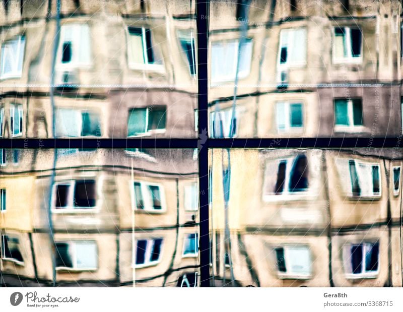 schiefe Spiegelung von Häusern in einem Glasfenster Haus Gebäude Architektur Straße Linie alt blau gelb Farbe Hintergrund Unschärfe verneigt Großstadt Entwurf