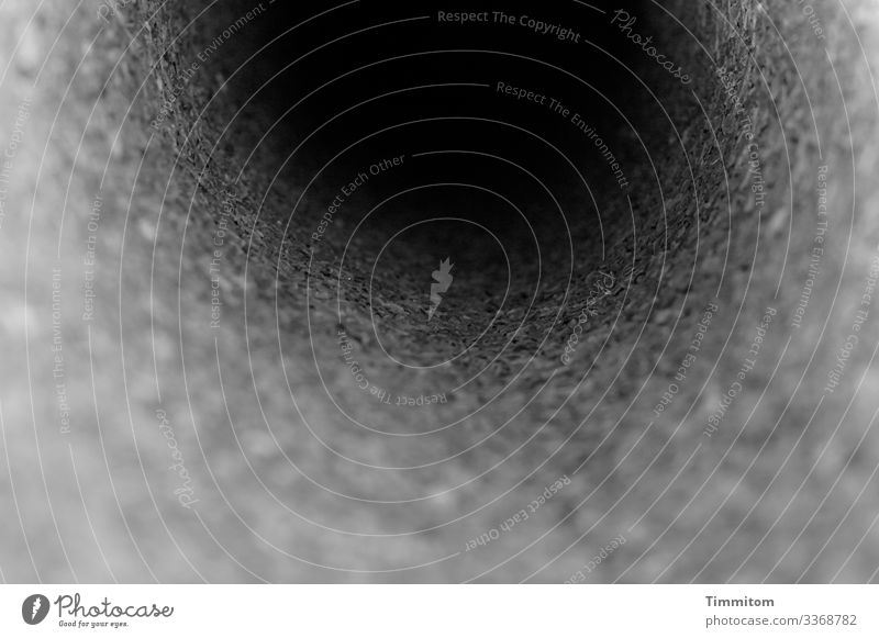 Zieht uns hinan dunkel schwarz Loch grau scharfkantig Bitumenbahn Rolle Schwarzweißfoto Nahaufnahme Kontrast Menschenleer