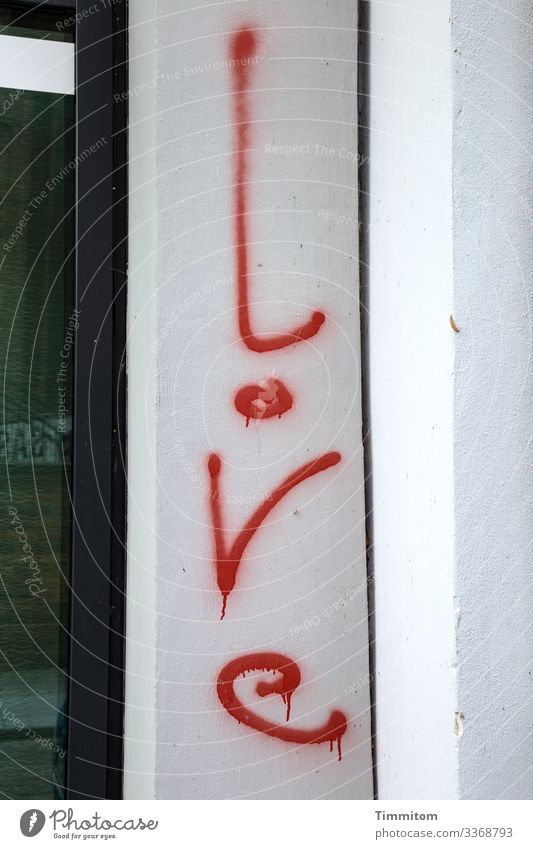 LoVe Ferien & Urlaub & Reisen Stadt Haus Mauer Wand Tür Kunststoff Schriftzeichen Linie trashig grün rot schwarz weiß Liebe Reflexion & Spiegelung Farbfoto
