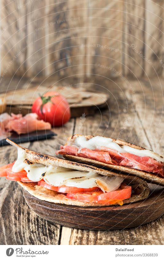 Piadina typisch italienisches Essen Wurstwaren Käse Gemüse Brot Ernährung Mittagessen Vegetarische Ernährung Teller Holz frisch oben schwarz Tradition