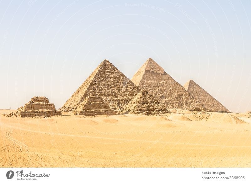 Die Gizeh-Pyramiden in Kairo, Ägypten. Ferien & Urlaub & Reisen Tourismus Kultur Landschaft Erde Himmel Ruine Gebäude Architektur Denkmal Stein alt Farbe