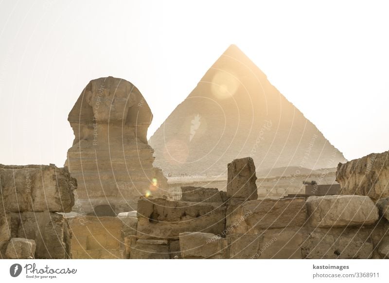 Die altägyptische Pyramide von Chephren Gizeh und der Großen Sphinx. Ferien & Urlaub & Reisen Tourismus Sightseeing Kultur Landschaft Sand Erde Himmel Ruine