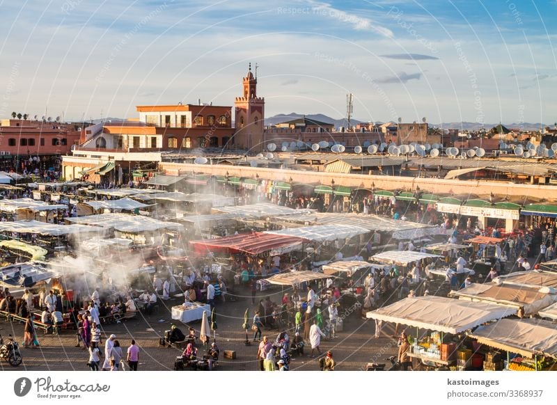 Jamaa el Fna Markt im Sonnenuntergang, Marrakesch, Marokko, Afrika. Ferien & Urlaub & Reisen Tourismus Ausflug Business Kultur Landschaft Stadt Platz Gebäude