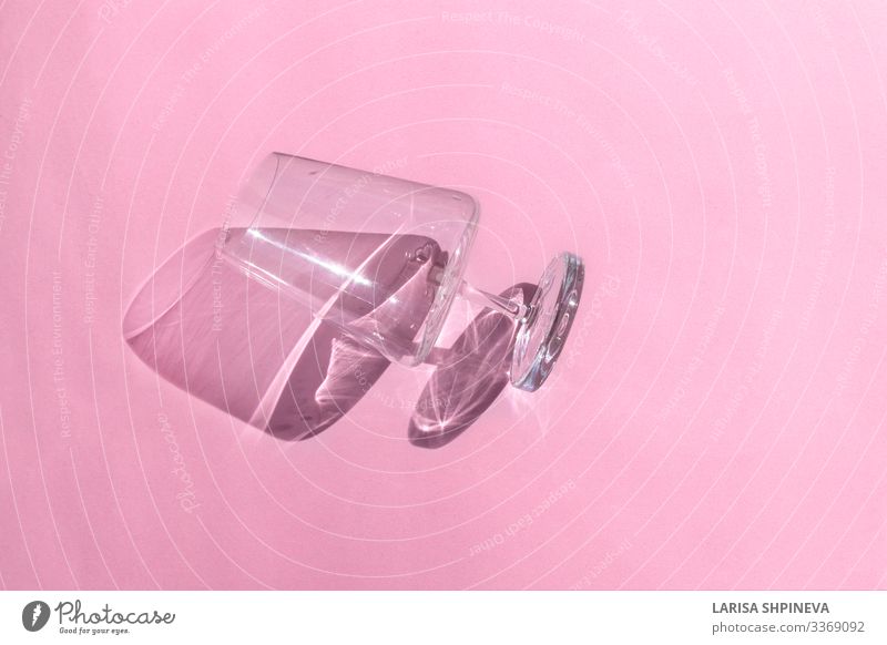 Leeres Weinglas mit Schatten auf rosa Hintergrund Getränk Alkohol Reichtum Design schön Leben Freizeit & Hobby Dekoration & Verzierung Tisch Feste & Feiern