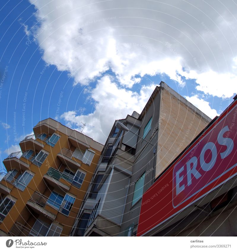 Ramazzotti Eros Gott der Liebe Phantasie Supermarkt Spanien Froschperspektive Wortspiel Buchstaben Leuchtreklame Fassade stürzende Linien
